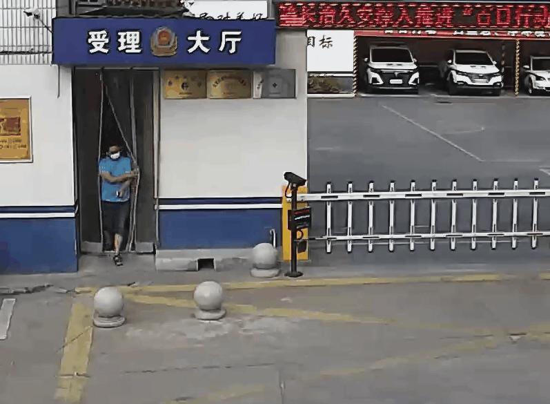 DƬ